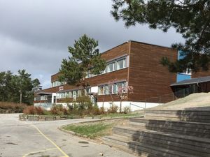 칼 요한 기념 학교, Tinnheia에 있는 초등학교