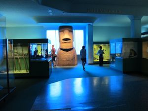 마거릿 미드 홀 오브 퍼시픽 피플스에 있는 모아이의 유리 섬유 주형