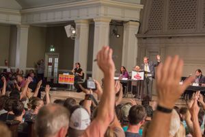 민주적인 구조는 모든 사람이 참여할 수 있게 하지만, 의사 결정 과정을 복잡하게 만들 수도 있다.