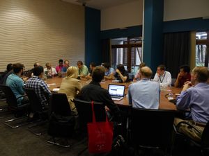 이 의장 회의와 같은 계층 구조는 중요한 관계자의 접근을 제한한다.