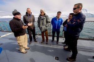 전문적인 접근은 기후 과학자들과 같은 전문가들이 그들의 전문 분야에 맞는 문제들을 다루는 것을 가능하게 한다.