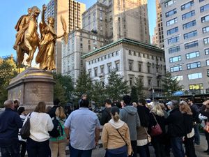 셔먼 동상(왼쪽)과 주변에 사람들이 모여있다. 배경에는 메트로폴리탄 클럽이 보인다.