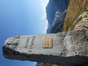 존 틴들의 스위스 기념관, 배경에 알레치 빙하가 보인다
