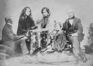 캘버트 존스, 레이디 브루스터(제인 커크 퍼넬), 존스 부인, 데이비드 브루스터와 미스 파넬(앉아있는 모습)