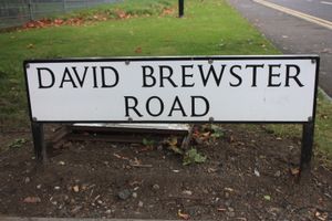 데이비드 브루스터를 기리는 에든버러 킹스 빌딩의 거리 표지판