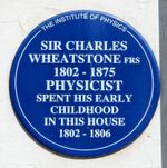 글로스터의 어린 시절 집을 표시하는 명판