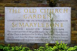 메릴본의 이름의 기원인 성모 마리아 교회(1400–1949)를 기념하는 현판
