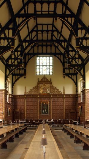 헨리 8세의 초상화 아래 식당 제일 끝에 하이 테이블이 있다.