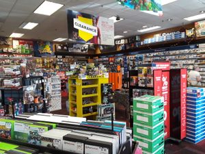 2018년 버지니아주 킹스 타운의 게임스탑 매장 내부. 일부 상품은 정리 판매 중이다.