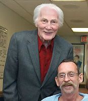 팰런스 (왼쪽)는 2005년 VA 병원을 방문했다.