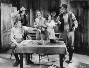 왼쪽부터: 할란 E. 나이트, 존 캐러딘(피터 리치먼드 역), 헨리 B. 월설, 조앤 피어스, 노아 베리 시니어(1930)