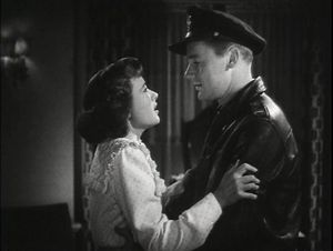 영화 도쿄 상공 30초 (1944)의 필리스 댁스터와 밴 존슨