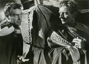 에드먼드 오브라이언 (카스카, 왼쪽)과 길구드 (카시우스) in 줄리어스 시저 (1953)