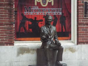돈 노츠 동상, 메트로폴리탄 극장