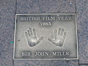 1985년 런던 레스터 스퀘어에 있는 밀스의 핸드프린트