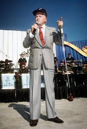 밥 호프가 1990년 랙랜드 공군 기지에서 공연하고 있다