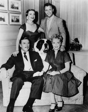 토퍼(1953) 출연진: (서 있는 사람) 앤 제프리스와 로버트 스털링; (왼쪽부터 앉아 있는 사람) 레오 G. 캐롤, 벅(개 "닐" 역), 그리고 리 패트릭