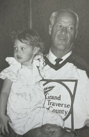 1989년 미시간주 트래버스 시티에 있는 자신의 이름을 딴 경기장 개장식에 참석한 하우