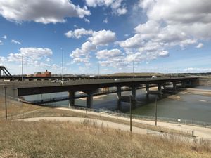 서스캐툰의 고디 하우 교는 2016년 6월 하우의 이름을 따서 명명되었다.