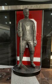 고디 하우 동상(2017년 3월 공개) 하키 명예의 전당 앞.