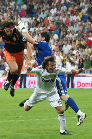 모리엔테스가 2008 스페인 슈퍼컵에서 레알 마드리드의 이케르 카시야스와 충돌하는 모습