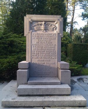 크로스위크 일반 묘지에 있는 왈롱 무덤 기념비. 그중 피에르 벨.