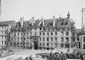 생-자크 거리의 17세기 파사드, 철거 직전, 1890년대 초; 이미 완성된 새 파사드의 북쪽 부분은 왼쪽에 보임