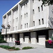 실리 G. 머드 도서관은 420,000권 이상의 장서를 보유하고 있다.