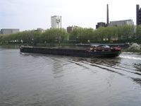 브레멘을 항해하는 화물선