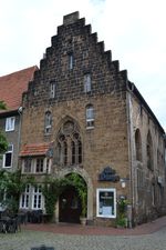 오래된 조폐소}}, 13세기로 거슬러 올라가며 베스트팔렌에서 가장 오래된 세속 건물 중 하나이다.