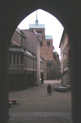 시청사 아케이드에서 성당을 바라본 모습. 근대 건축이 시야를 가리고 있다.