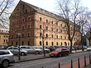 육군 빵집(왼쪽)과 마르티니키르히호프의 곡물 창고