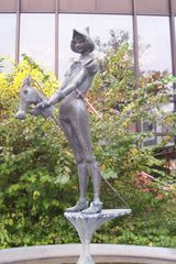 시립 홀 앞의 슈테켄페르트라이터 조각상