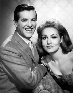 로버트 커밍스와 줄리 뉴마가 출연한 나의 살아있는 인형의 홍보 사진