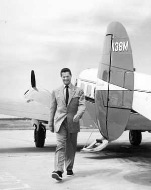 커밍스는 1956년 고향인 미국 미주리주 조플린까지 자신의 비치크래프트 비행기를 몰고 갔다.