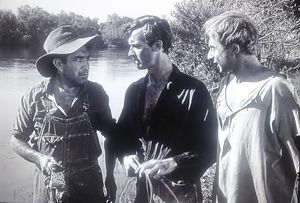 배우(왼쪽부터) 나이쉬, 스콧, 로이드가 출연한 이 야외 촬영은 앤드리엇이 초저녁과 늦은 오후의 햇빛을 사용하여 강렬한 그림자 효과를 유지하는 것을 보여준다.