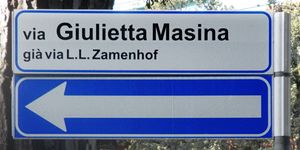 마시나의 이름을 따서 개명된 리미니의 거리 표지판