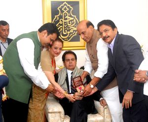 쿠마르가 라지나트 싱 내무부 장관(오른쪽), 마하라슈트라 주 총리 데벤드라 파드나비스(맨 왼쪽), C. 비디야사가르 라오 주지사(맨 오른쪽)로부터 파드마 비부샨 훈장을 수여받고 있다.