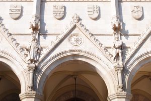 헝가리 국회의사당 외부에 있는 슬라보니아 왕국의 문장 (왼쪽 첫 번째).