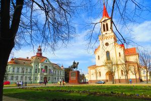 중앙 광장과 즈레냐닌 로마 가톨릭 대성당