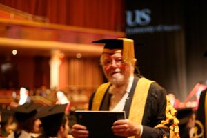 학위복을 입은 애튼버러 경