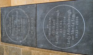 세인트 메리 매그덜린 교회(St Mary Magdalene, Richmond)에 있는 리처드 애튼버러, 실라 심, 그들의 딸 제인 홀랜드와 손녀 루시의 묘비.