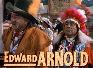 아놀드 (왼쪽)와 J. 캐롤 네이시; Annie Get Your Gun(1950) 예고편에서)