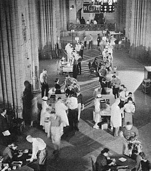 1957년 조너스 소크를 포함한 소아마비 예방 접종 시행 모습. 그의 팀은 피츠버그 대학교에서 백신을 개발했다.