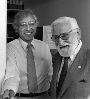 세이빈(오른쪽)과 로버트 C. 갤로(Robert C. Gallo) 박사, 1985년경