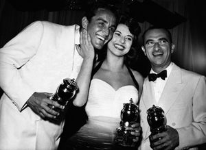 가스만, 조반나 랄리와 알베르토 라투아다는 1957년 골라 도로에서 상을 받았다.