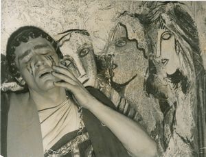 1955년 오이디푸스 렉스 비극 공연 중 비토리오 가스만