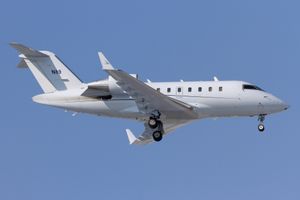 미사와 비행장에서 비행 검사를 수행하는 N89( 챌린저 600 )