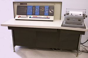 IBM 1620의 콘솔. 키보드도 디스플레이도 존재하지 않는다. 연결된 것은 키보드가 아니라 프린터 대용인 콘솔 타입라이터이다.