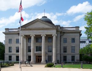 그리스 부흥 건축 양식으로 지어진 3층과 지하실, 전면 현관/페디먼트와 기둥이 있는 분군 법원은 군청 소재지인 컬럼비아의 분군 정부 단지에 있다.